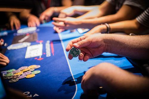 Ukuran taruhan pemain poker dalam permainan profesional